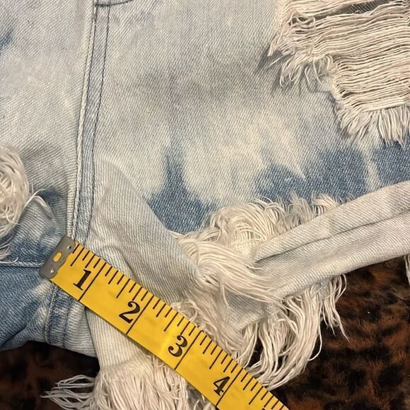 Show Me Your Mumu Georgia Tide Wash Blue Distressed Denim Raw Hem Shorta… - Picture 5 of 11